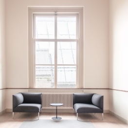 Een stoel bij het raam - 2