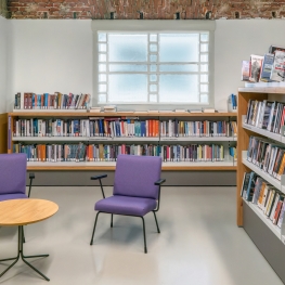 Een stoel bij het raam - 3