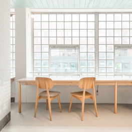 Een stoel bij het raam - 5