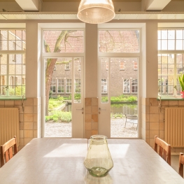 Een stoel bij het raam - 6