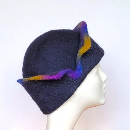 Donkerblauwe hoed met meerkleurige rand