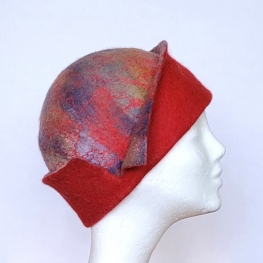 Rode hoed met meerkleurige top