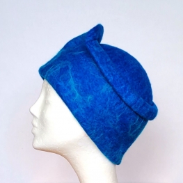 Blauwe hoed met lichtblauwe effecten