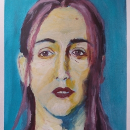 Vrouw met blauwe achtergrond