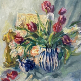 Stilleven met tulpen in een blauwe gestreepte vaas