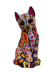 Kleurrijke, unieke beelden en sieraden met soms een humoristische benadering.