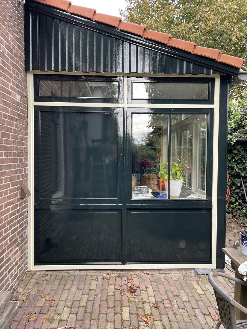 Schilderklus buitenkant huis in Weesp