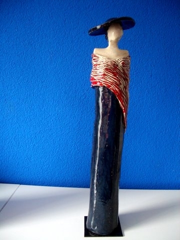 Vrouw met blauwe hoed en jurk