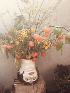 De vazen  zijn origineel van uitstraling en met een bos bloemen nog mooier