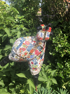 Objecten, meestal figuratie zelf ontworpen en gemaakt, afgewerkt met servies