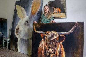 De olieverfschilderijen van Nanouk zijn opgebouwd in verschillende transparante lagen. Nanouk werkt autonoom en maakt dierportretten in opdracht. 