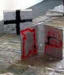 'Het is niet wat het lijkt' Zoals vaak in het leven. Metaal lijkend materiaal tot installatie in beeldtaal vormgegeven. De vormen en lijnen verschijnen vanuit het niets, voorzichtig poëtisch, stil en doelbewust.