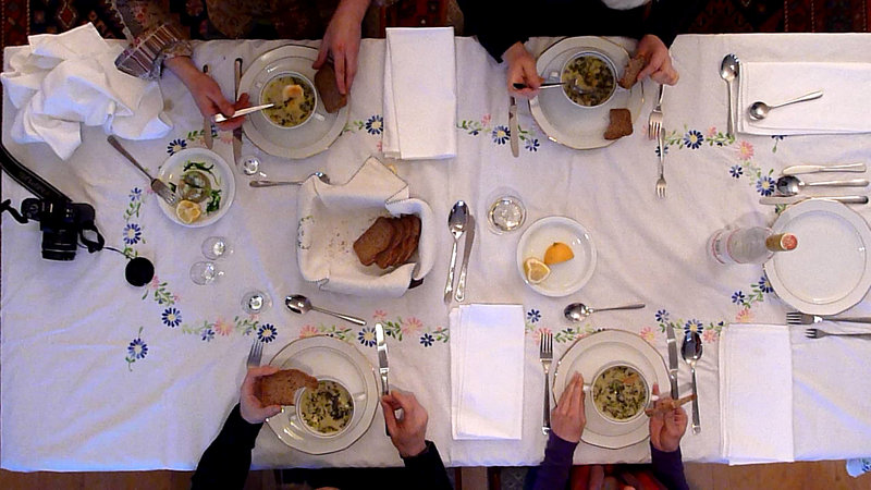 aan tafel / przy stole