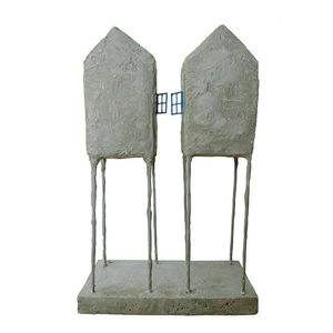 Een dak boven je hoofd is een eerste levensbehoefte, maar waardoor voelt iemand zich thuis ? Zijn dat de spullen om je heen, familie, vrienden, of het huis? Het gevoel is :Hier hoor ik. Met al deze vragen en gevoelens speelt Marinel Vieleers in haar werk, op zoek naar het “thuisgevoel`  Huizen vertellen ons soms het verhaal van de bewoner. Het kan ons vertellen wie er woont en hoe zijn situatie of karakter is. Dat is als het ware de tweede huid van de bewoner.

