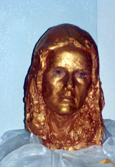 Model in Gold
