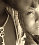 Ik maakt zowel vrijwerk als ook portretten en fotoreportages in opdracht. mijn vrienden en directe omgeving zijn terugkerende elementen in mijn werk. Juist door de directe manier van werken onstaan er spontane foto's en spannende composities.Sommige van deze worden later op kleur nabewerkt.