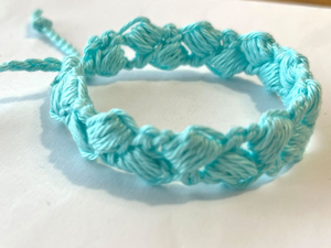 Verstelbare gehaakte armbanden in model Poppy

Deze armbandjes zijn in diverse kleuren te maken.
