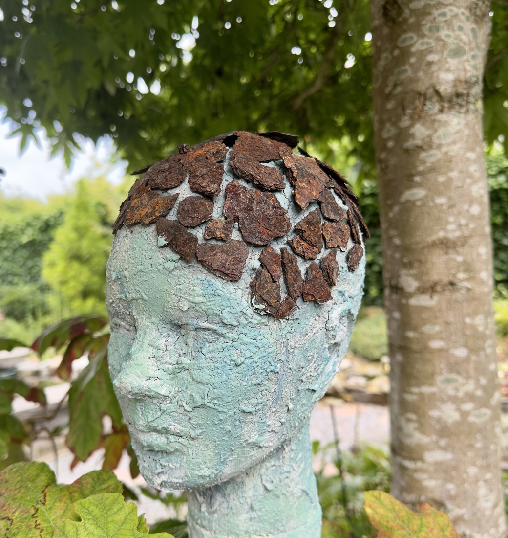 Vrouw met roestige hoed 