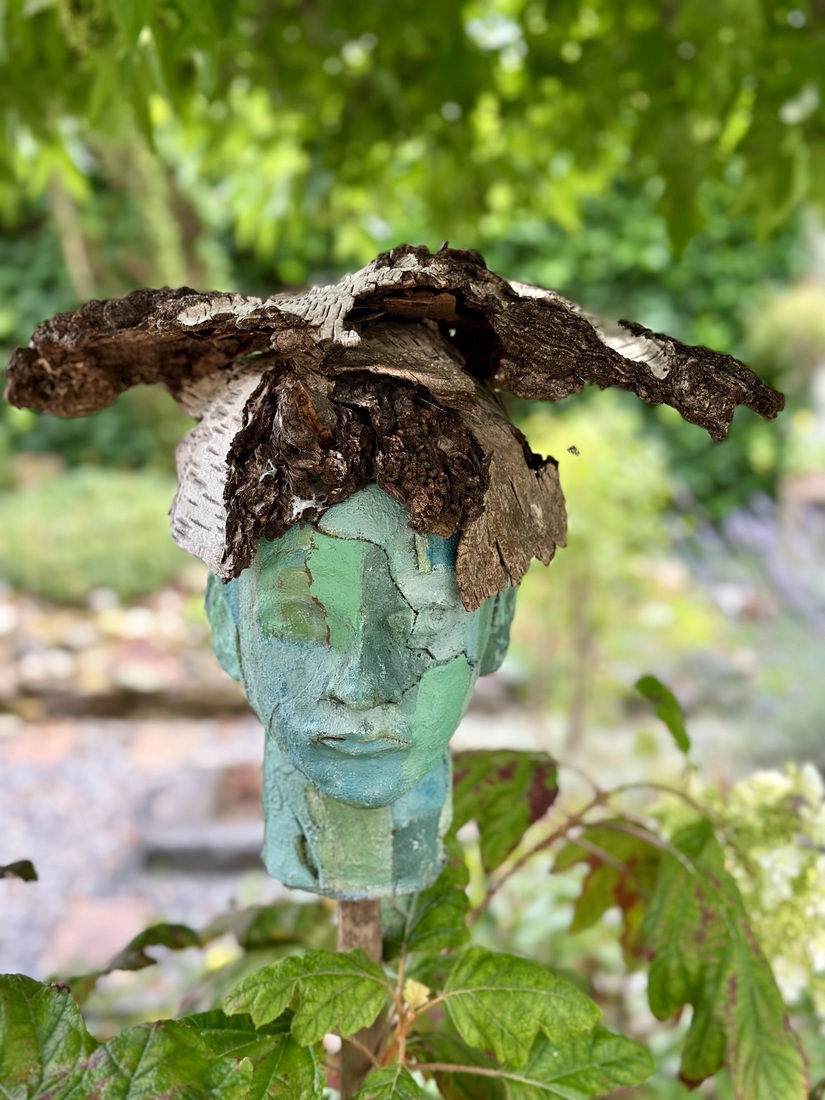 Vrouw met berkenhoed