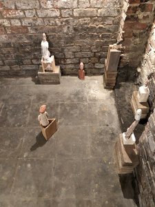 Een recent overzicht van schilderijen en assemblages