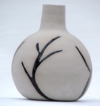 de lichte grijze klei heb ik contrast gegeven door een hoogglans zwarte decoratie