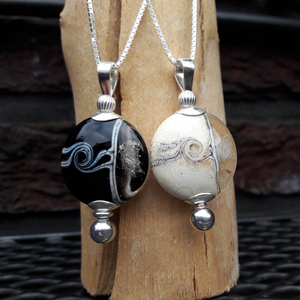 Een tastbare herinnering aan een overleden dierbare, een herinnering aan je geboorteland, het as van de overledenen of het zand uit het geboorteland verwerkt in een glazen kraal. Interesse in een tastbare herinnering in glas? Neem contact met me op voor de mogelijkheden. Neem ook eens kijkje op mijn andere site www.herinneringinglas.nl