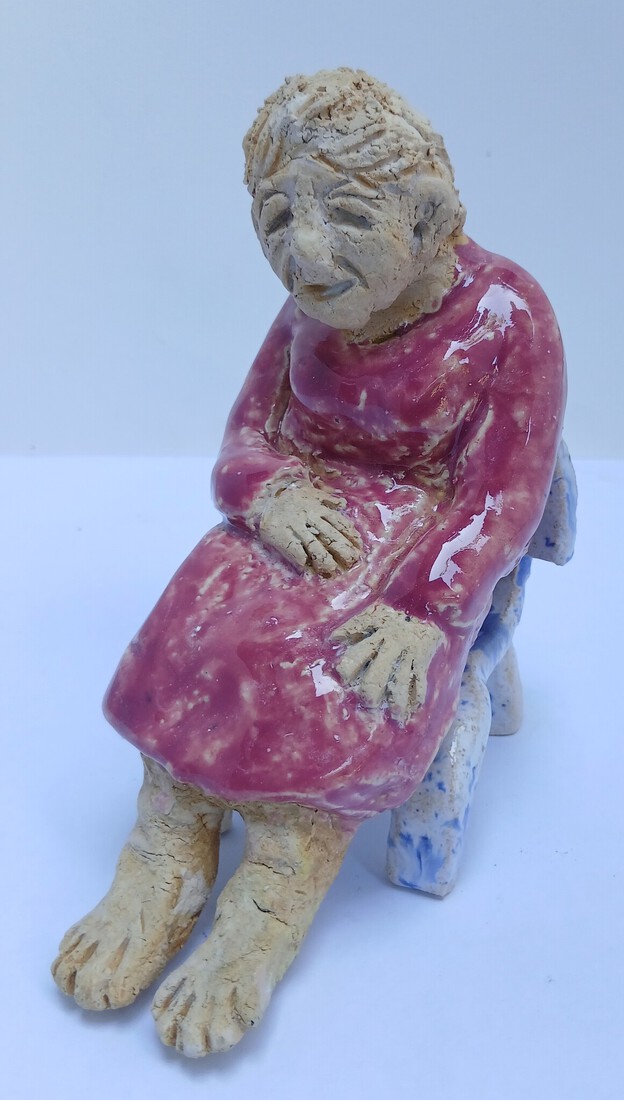 oude vrouw op stoel