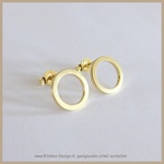 Stijlvol, modern en simpele geelgouden oorbellen.