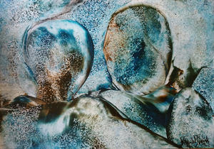 Spontane schilderingen met bijenwas. De was wordt verhit op een schildersijzer en dan aangebracht op speciaal papier. 