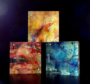 Kleine abstracte- en unieke schilderijtjes in perspex blokken.
In de schilderijtjes zijn acrylverf, textiel en gouden of zilveren details verwerkt, wat een bijzondere dieptewerking en kleurintensiteit geeft