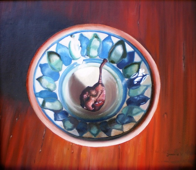 Stilleven schaaltje met verdroogde peer