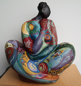 Beelden van papier maché, abstract beschilderd of met symbolen uit de 'inheemse kunst'. Symbolisch gezien: ik schep er plezier in van kranten met nieuws over oorlogen, geweld, kunst te scheppen.