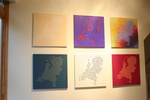 In de concentratie van een beperkt kader, de kaart van Nederland, zoekt en vindt Jan Kramer steeds nieuwe composities in structuur, ritme en kleur, waarmee hij een groet aan Nederland brengt. Nederland in vele kleuren. Nederland als merk, als label. Nederland als vorm.