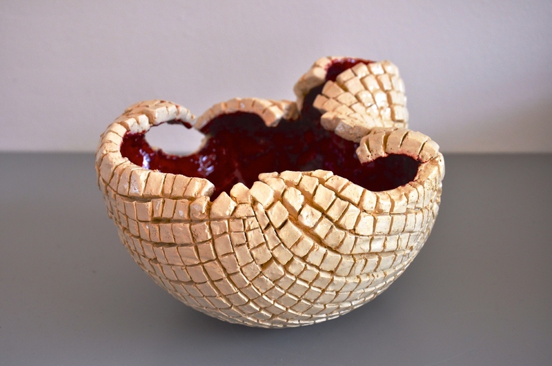 schaal opgebouwd uit witte blokjes met rode binnenkant