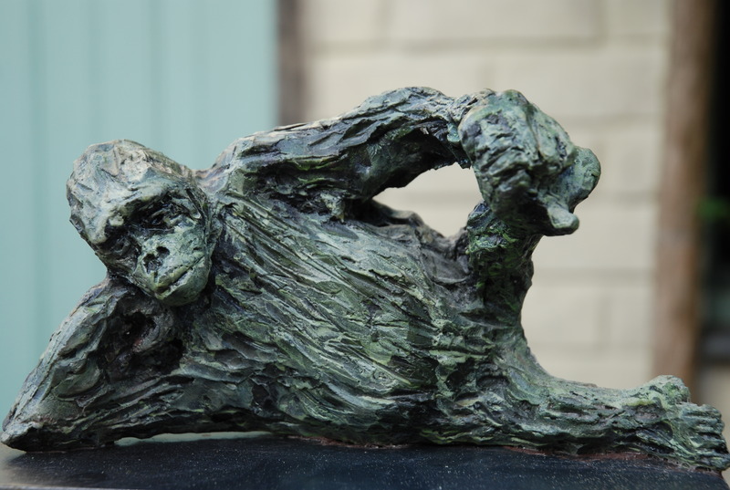 Liggend gorillawijfje