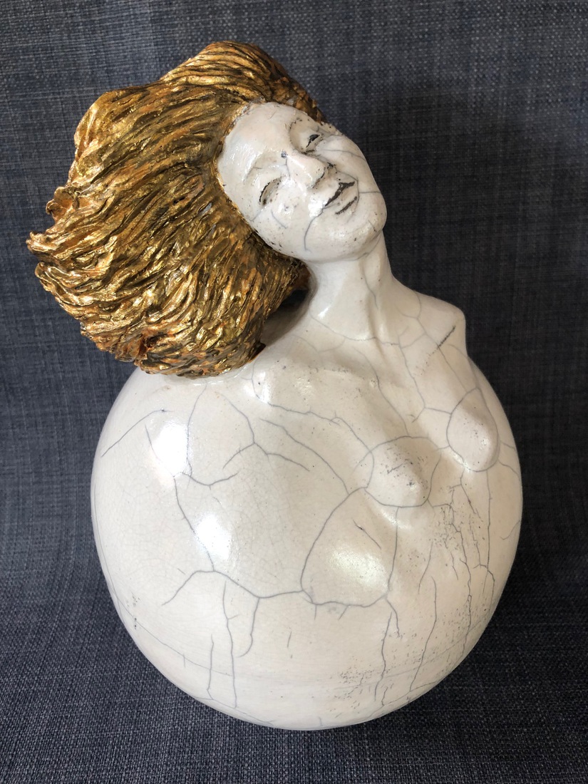 Vrouw op bol met goud haar.