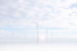 Windmolenpark in de mist