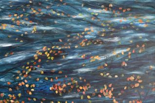 Herfstbladeren in het water