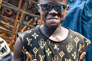 Man in een constructiebedrijf