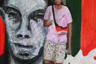 Jongen poseert voor muurschildering in Algiers.