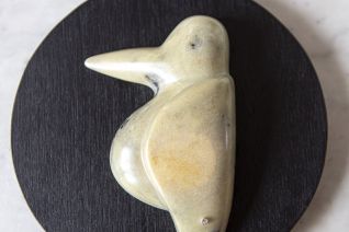 Plaquette met ijsvogeltje van Keniaans speksteen 