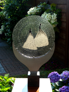 Vanaf 2006 heb ik een liefde voor het lopen van oude pelgrimswegen in Europa. Door 'óngerwaeg' te zijn over deze paden, komen er inspiraties voort welke ik probeer te vertalen in een kunstwerk.   