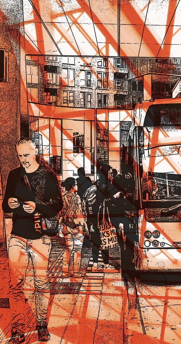 Mensen lopen op het perron van busstation Amsterdam Noord