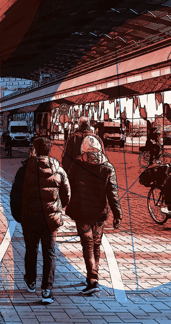 Jongens lopen achter het Centraal Station langs het IJ in Amsterdam - collage art print