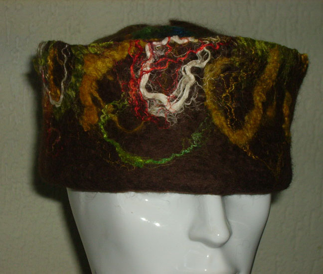 Bruine hoed met kleuren