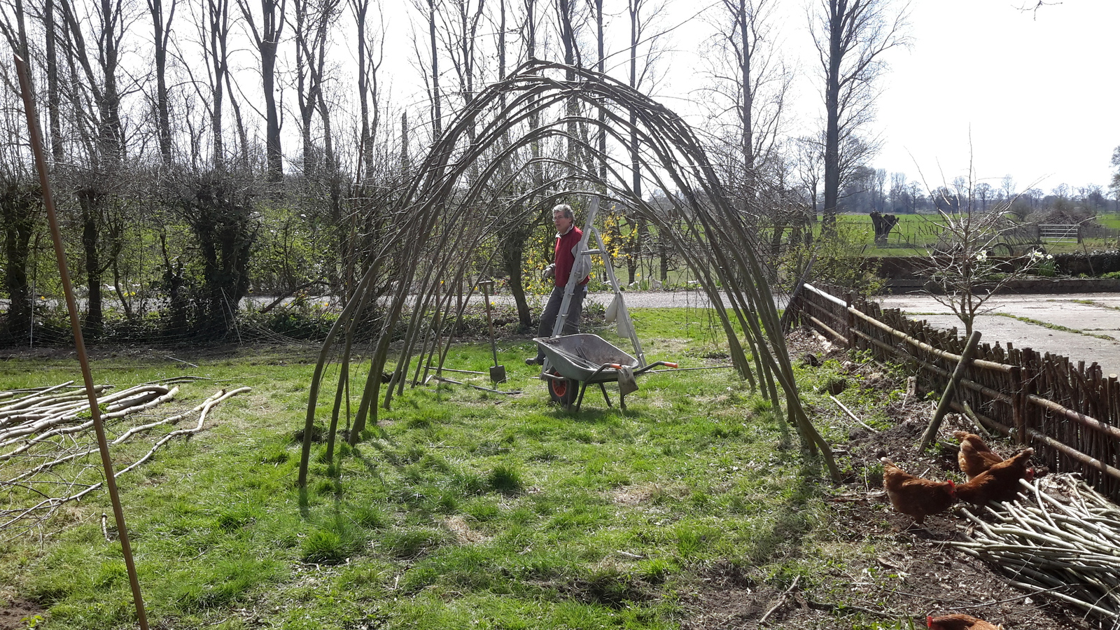 Een lepel aarde, bouw