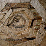 Met de beitel leg ik in constructieplaat een tekening bloot.