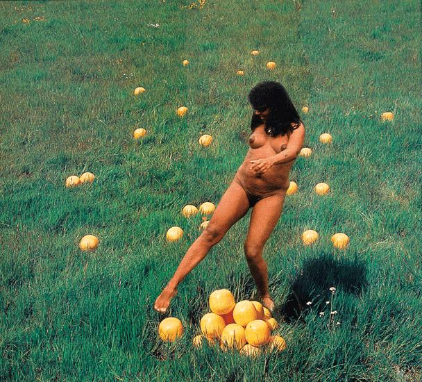 Frau Antje beim FKK-Treffen ohne ihre blonde Perücke ertappt