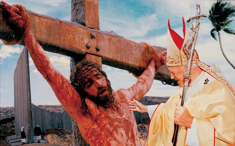 Niet zeuren jongen. Vroeger gebruikten ze nog van die echte handgesmede spijkers!