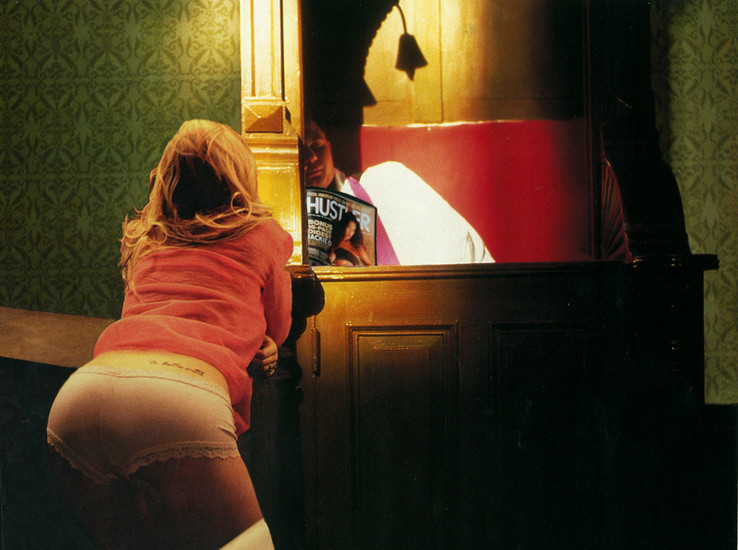 Der Pfarrer schaut in der Heiligen Schrift nach, welche Strafe er dem Mädchen dieses Mal geben sollte